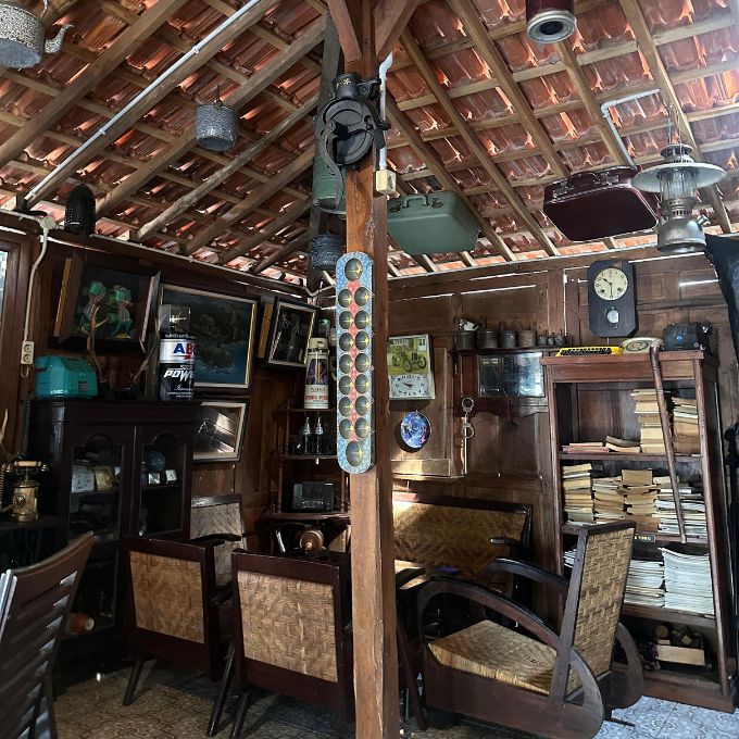 Atmosfer vintage yang nyaman dan estetik.