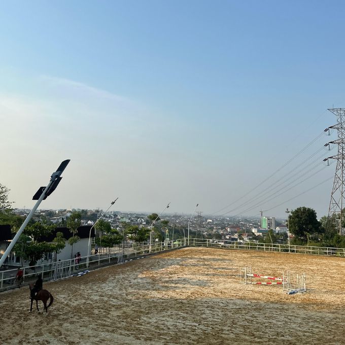 Area outdoor yang luas untuk pacuan kuda