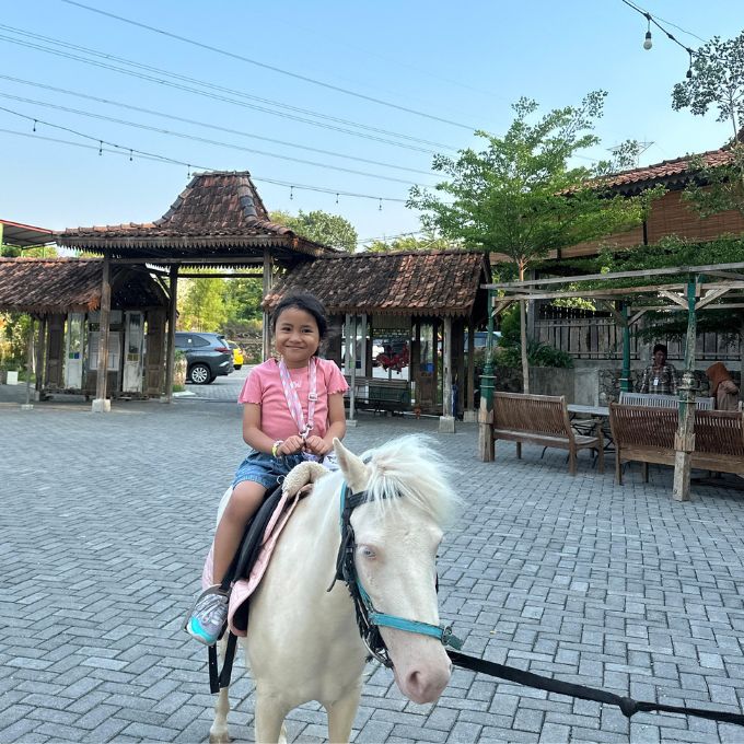 Kuda poni untuk anak-anak