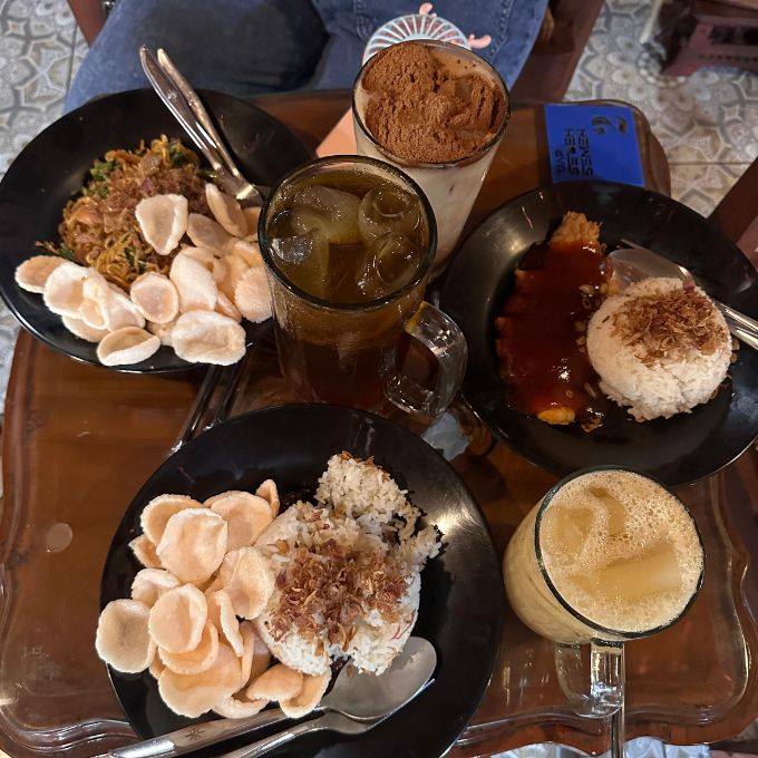 Sajian Makanan dan Minuman di Kopi Klotok Sebeh Semeh